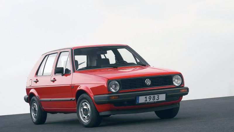 Le charme classique de la conduite à travers le pare-brise de la Volkswagen Golf 2.