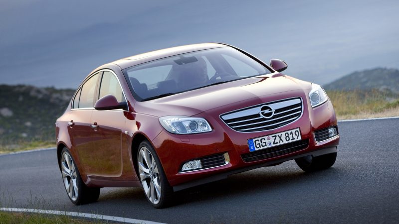 Élégance et performance à travers le pare-brise de l'Opel Insignia.