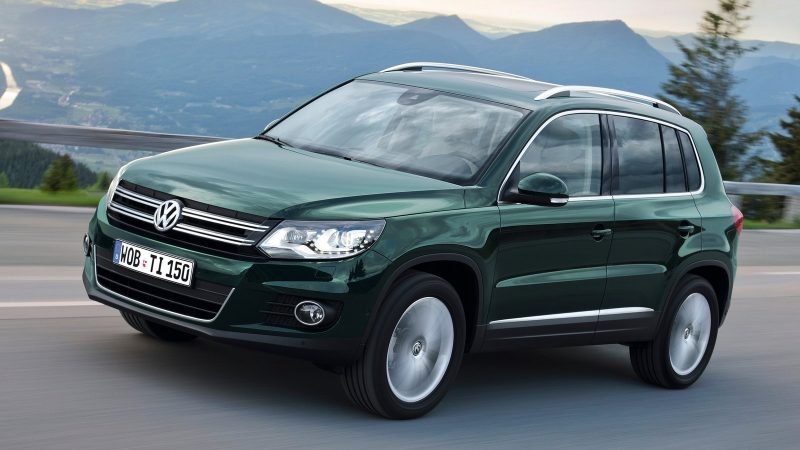 Dominez la route à travers le pare-brise audacieux du Volkswagen Tiguan.
